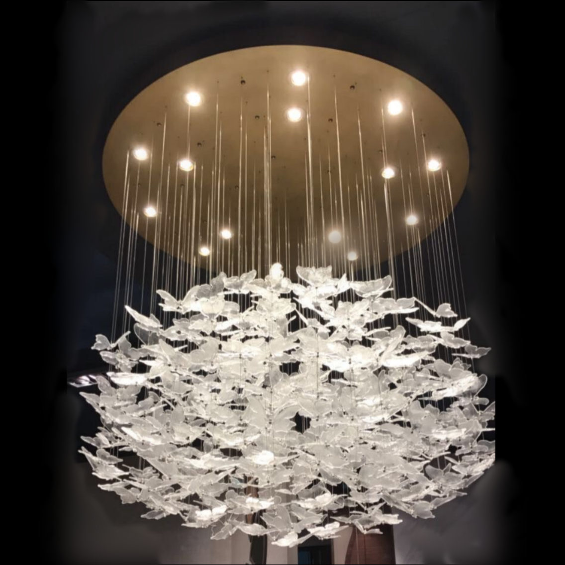 قلادة كريستال بتصميم فراشة من رايلايت مع قاعدة ذهبية كبيرة