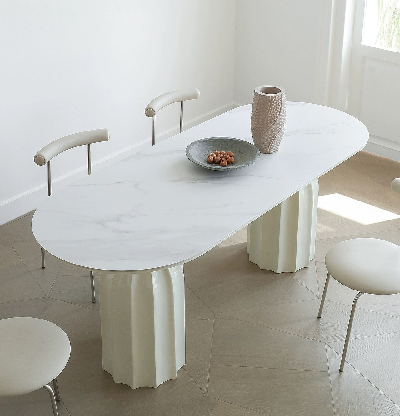 طاولة طعام رايلايت الفرنسية الكريمية ذات التصميم البيضاوي/الدائري