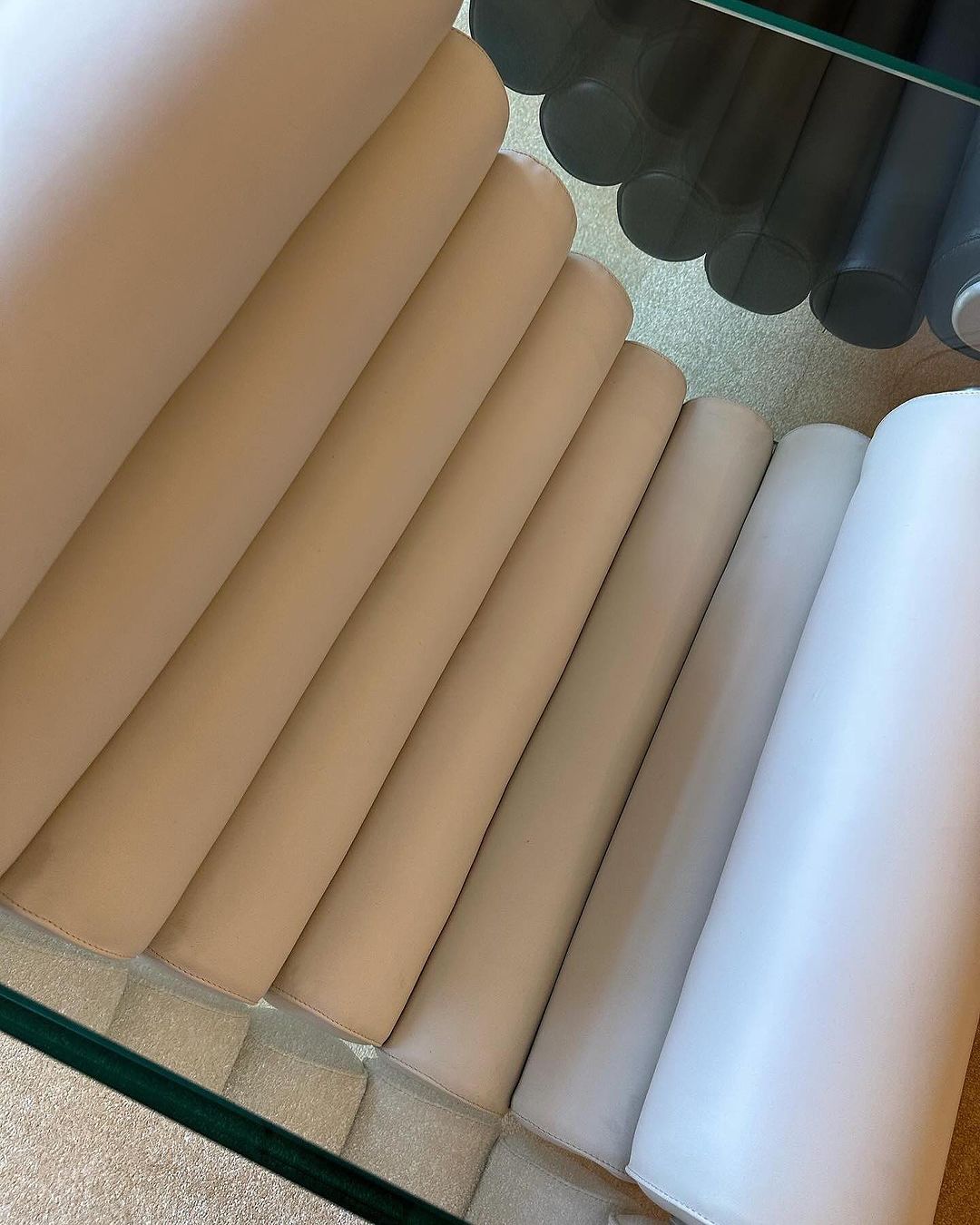 Rylight Italiaanse minimalistische accentstoel met glazen poten