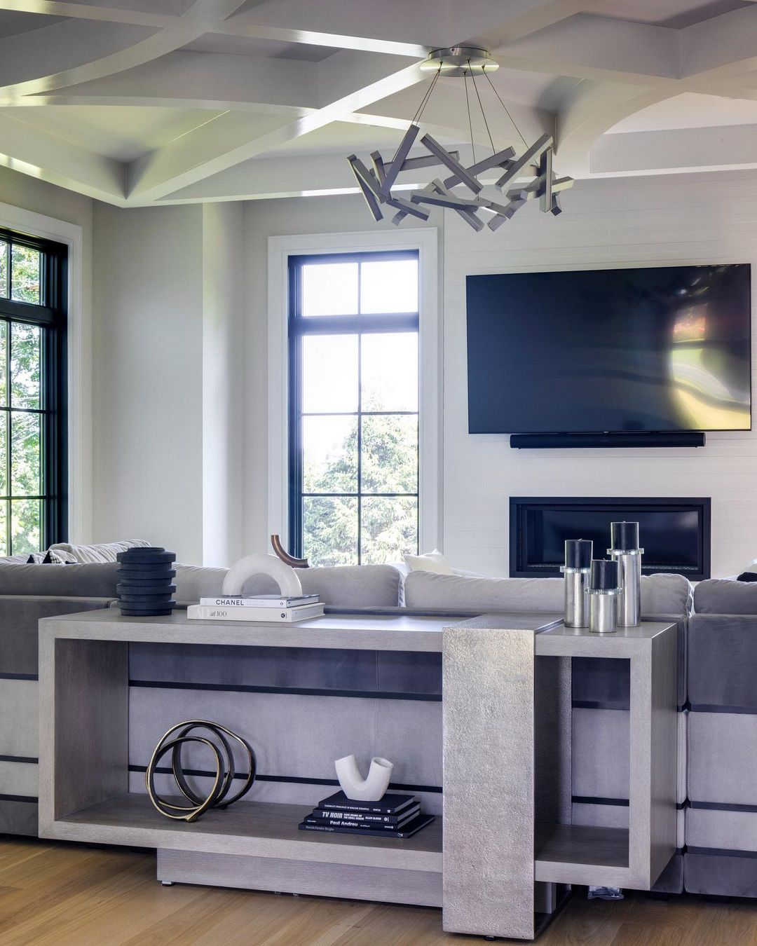 Modern Round/Linear Geometric Aluminum LED Chandelier