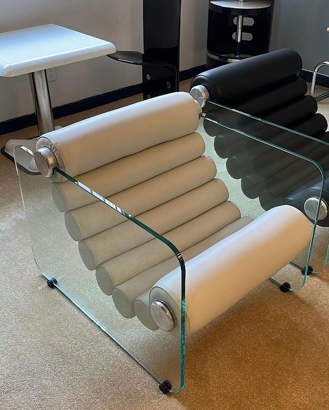 Rylight Italiaanse minimalistische accentstoel met glazen poten