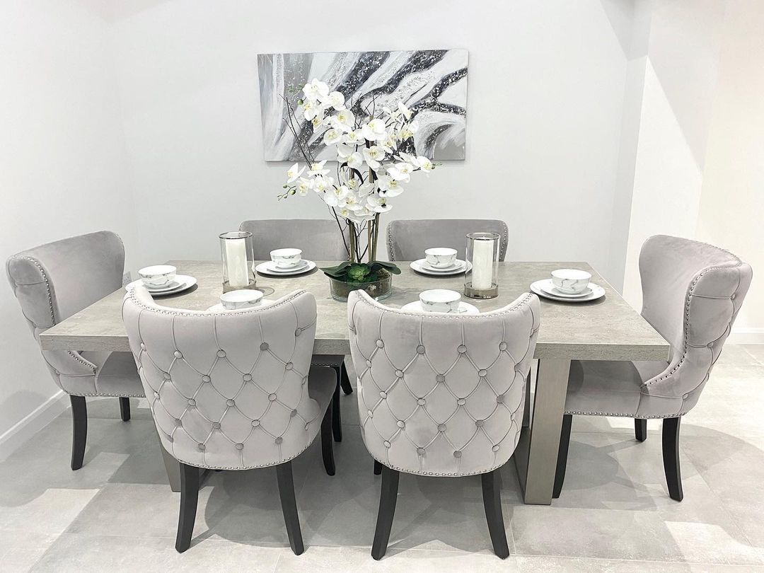 Moderne eenvoudige eetkamerstoelen met knopen