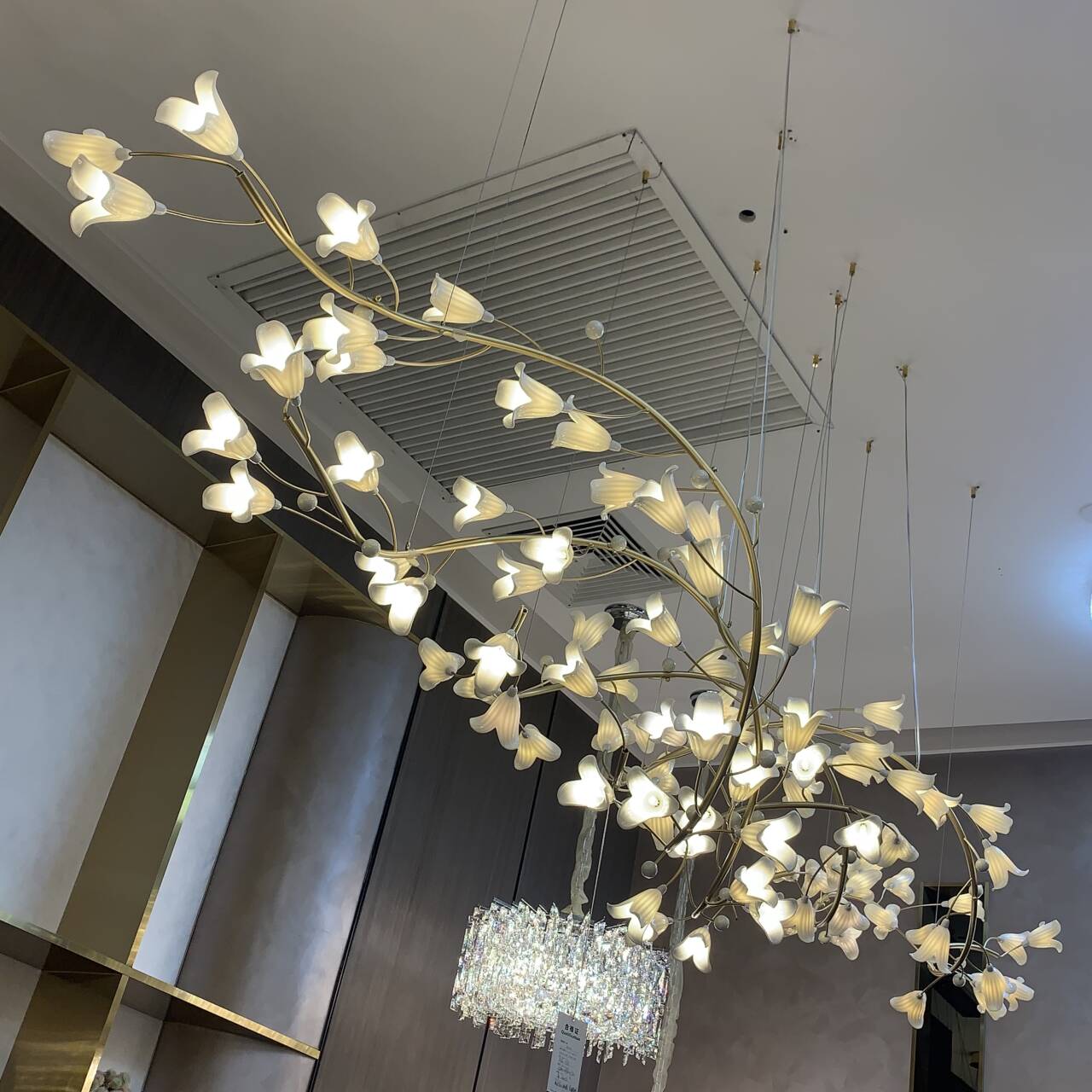 Modern Creative Brass Branch Ceramics Flower Chandelier for Living Room/Hotel/Restaurant
