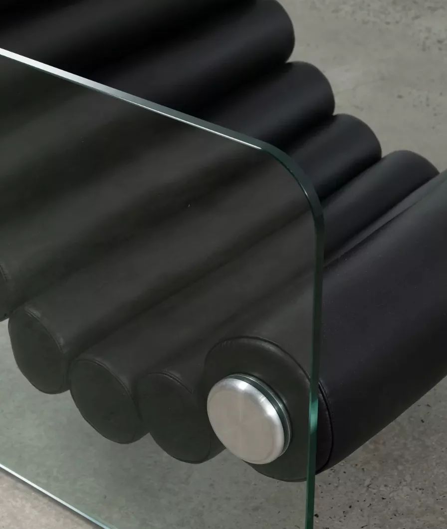 Rylight Italiaanse minimalistische accentstoel met glazen poten