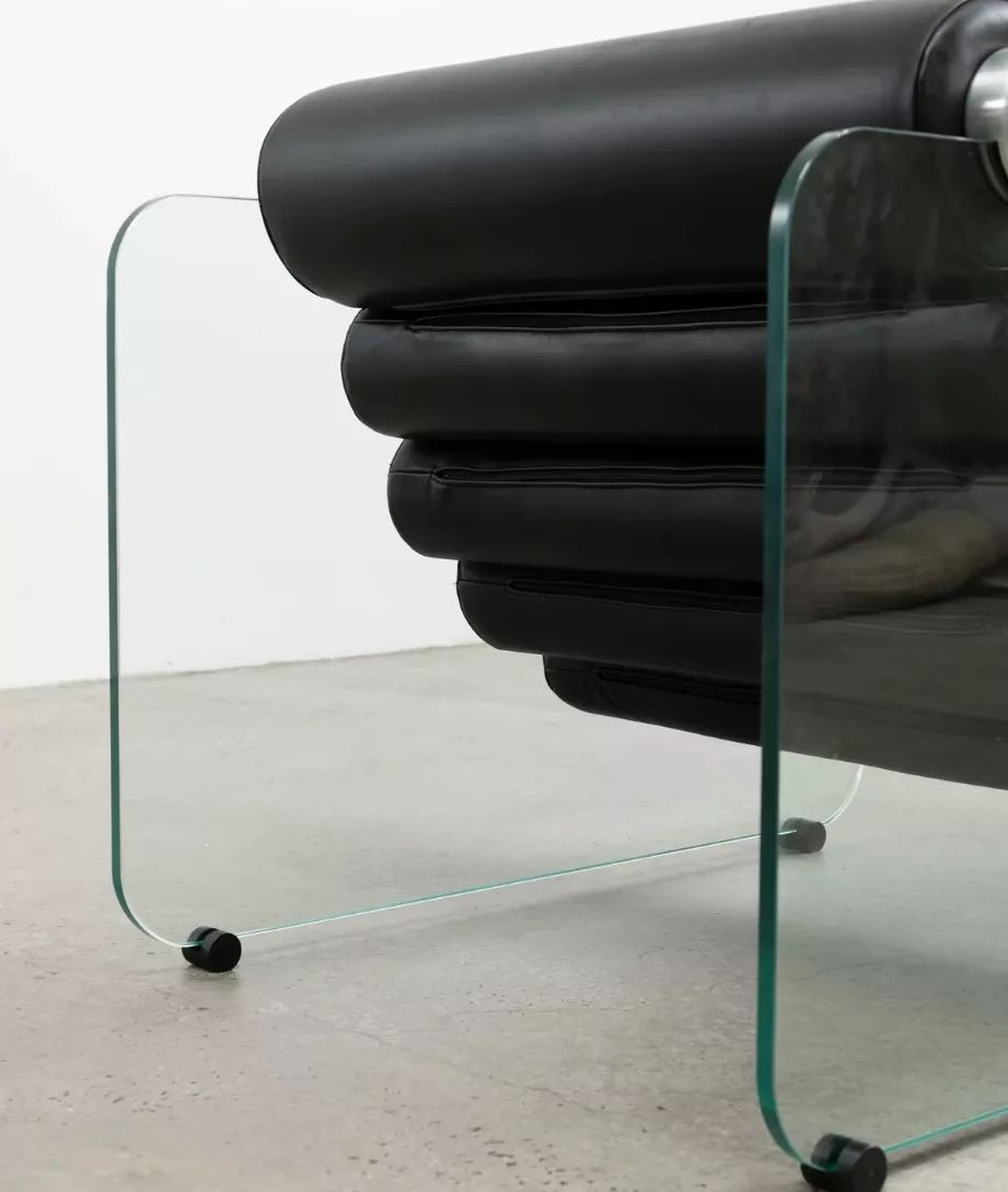 Rylight Italiaanse minimalistische accentstoel met glazen poten