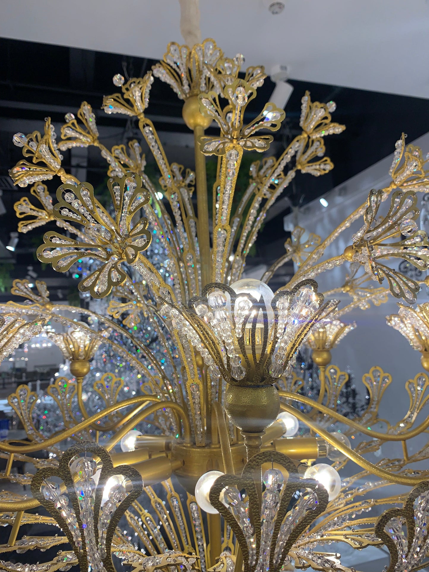 ثريا كريستالية زهرية على الطراز الفرنسي بلمسة نهائية ذهبية