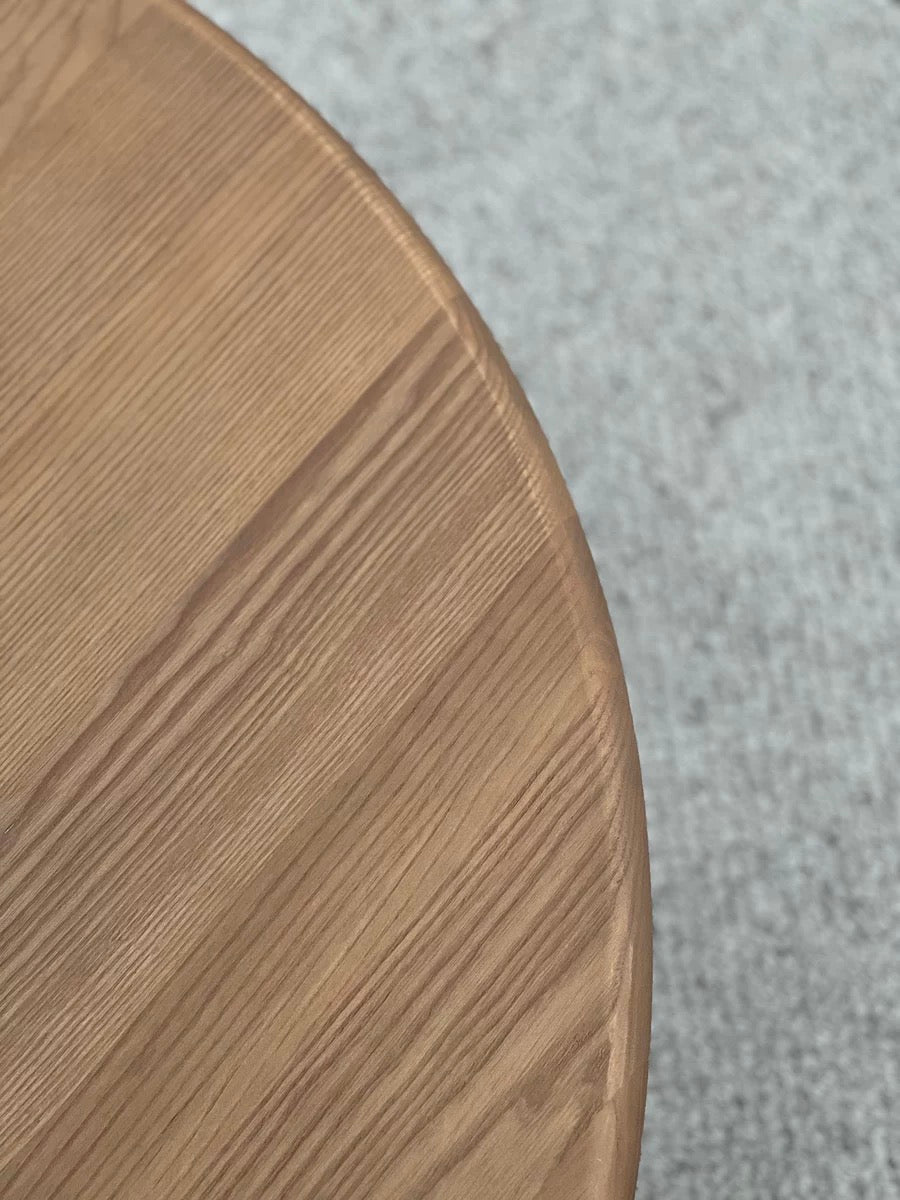 طاولة قهوة دائرية بتصميم كريمي فرنسي حديث من رايلايت