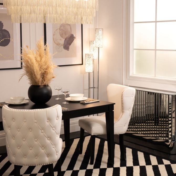 Moderne eenvoudige eetkamerstoelen met knopen