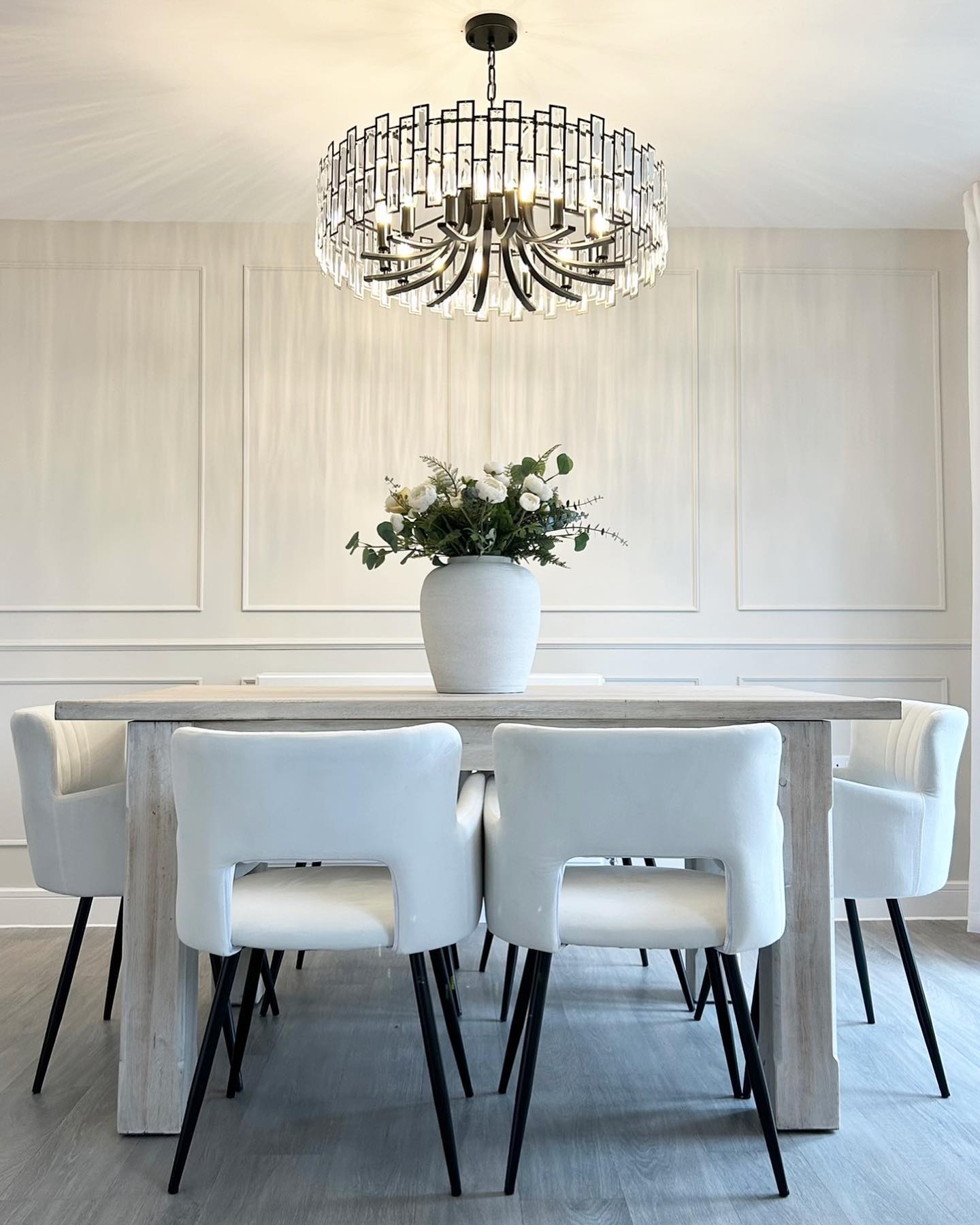 Rylight Modern Style Round Chandelier in Black Finish with Rectangle Crystals