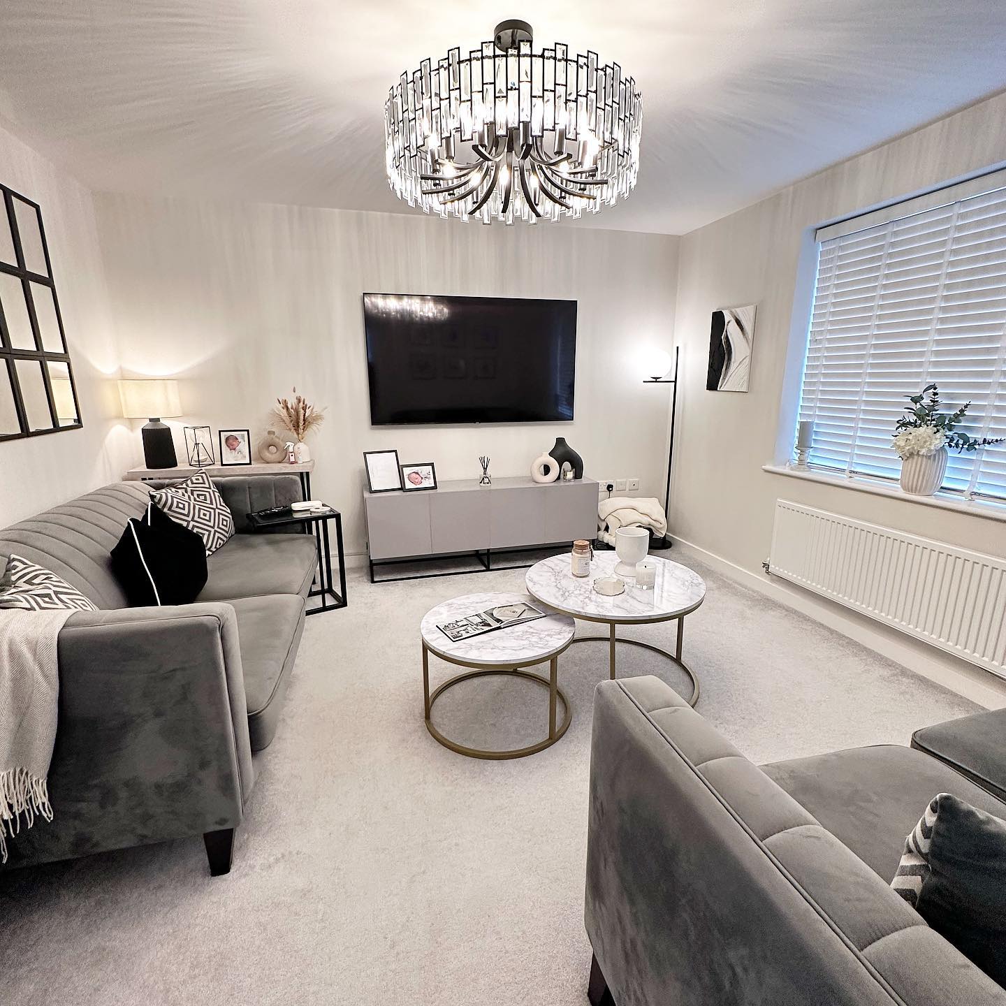 Rylight Modern Style Round Chandelier in Black Finish with Rectangle Crystals