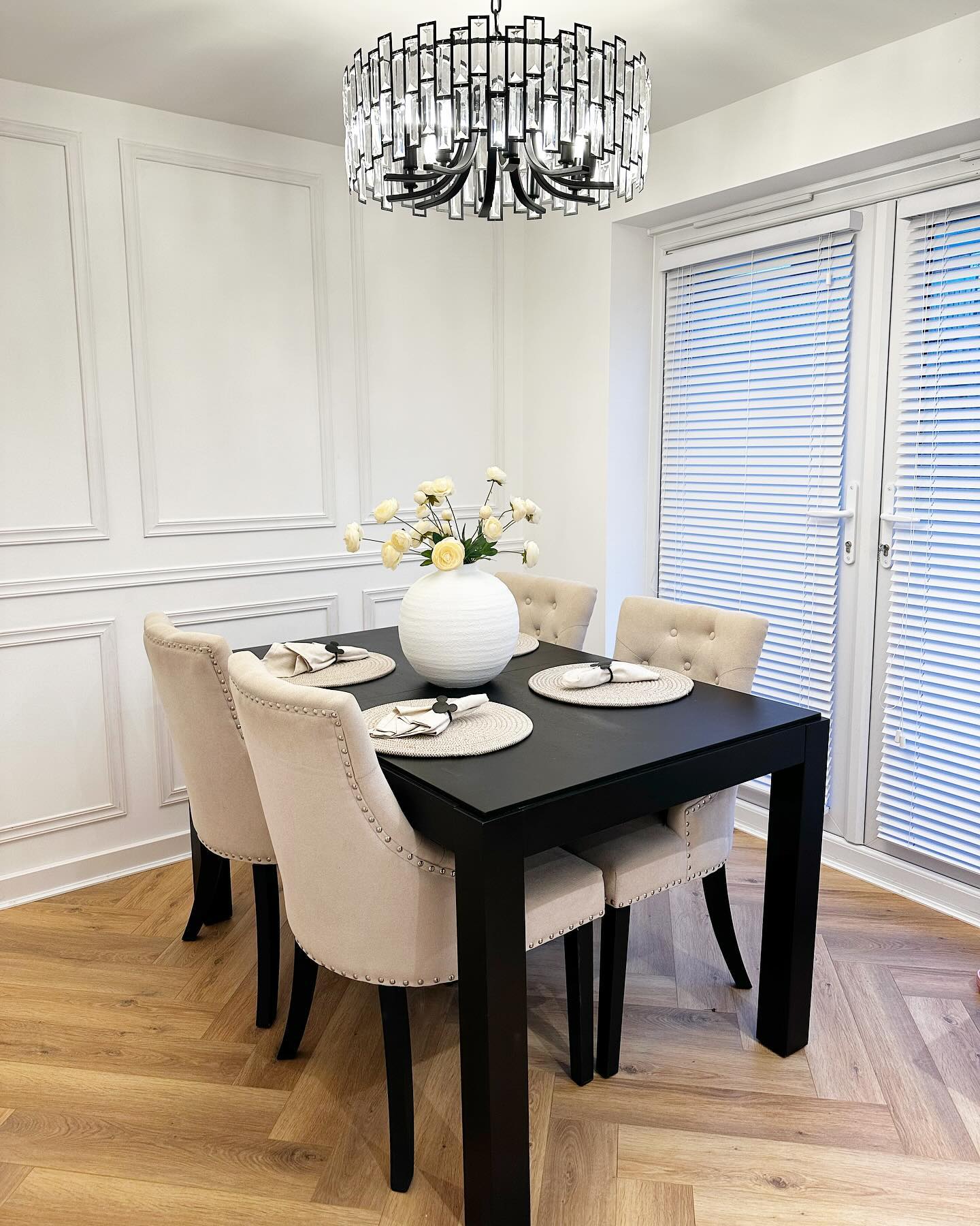 Rylight Modern Style Round Chandelier in Black Finish with Rectangle Crystals