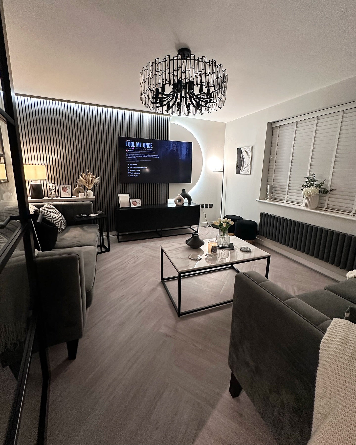 Rylight Modern Style Round Chandelier in Black Finish with Rectangle Crystals