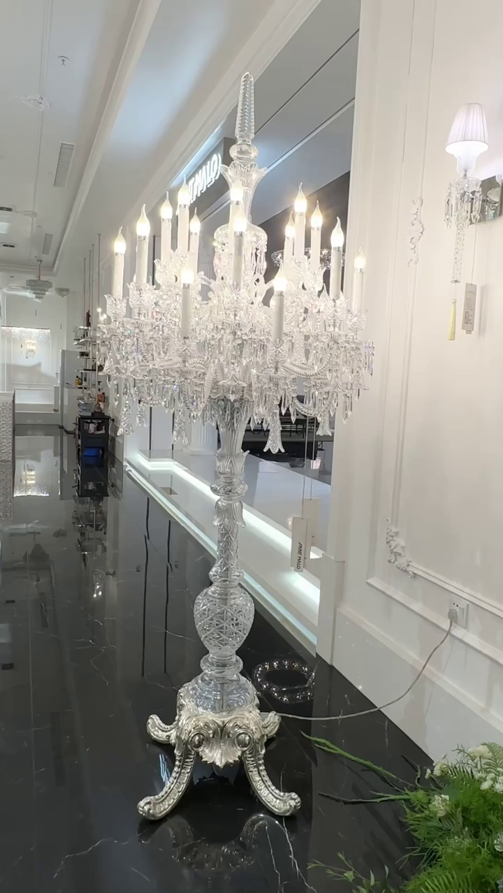 مصباح أرضي كريستالي فاخر على ضوء الشموع