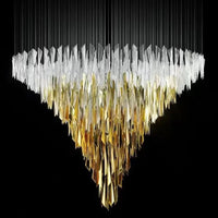 ثريا كريستالية بتصميم متدرج ذهبي من رايلايت مع ملمس يشبه الجليد