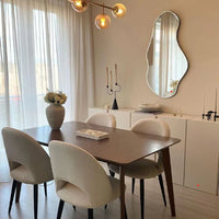 كرسي طعام بلمسة نهائية من القماش بتصميم بسيط حديث