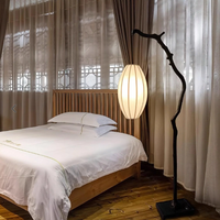 مصباح أرضي على شكل شجرة من رايلايت بتصميم بسيط