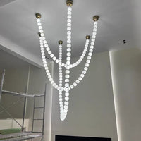 ثريا رايلايت بقلادة من اللؤلؤ