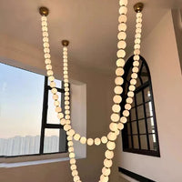 ثريا رايلايت بقلادة من اللؤلؤ