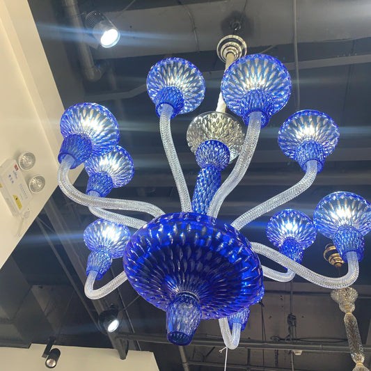 Luxe handgegraveerde kroonluchter van helder/blauw/pruimkleurig kristal 