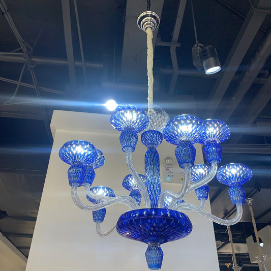 Luxe handgegraveerde kroonluchter van helder/blauw/pruimkleurig kristal 