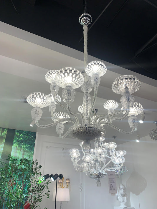 Luxe handgegraveerde kroonluchter van helder/blauw/pruimkleurig kristal 