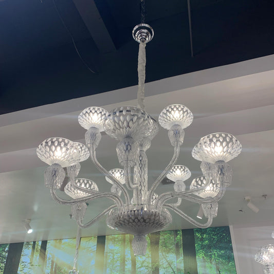 Luxe handgegraveerde kroonluchter van helder/blauw/pruimkleurig kristal 