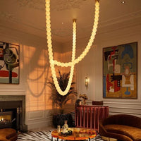 ثريا رايلايت بقلادة من اللؤلؤ