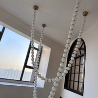 ثريا رايلايت بقلادة من اللؤلؤ