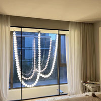 ثريا رايلايت بقلادة من اللؤلؤ