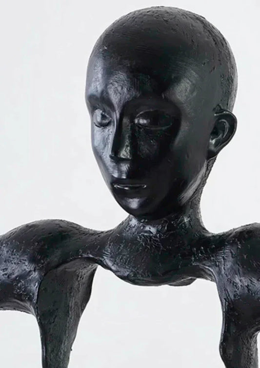 مصباح أرضي على شكل تمثال رجل يحمل بنطالًا من رايلايت 