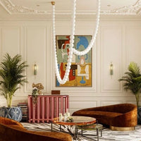 ثريا رايلايت بقلادة من اللؤلؤ