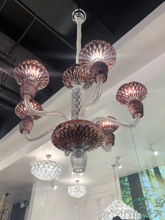 Luxe handgegraveerde kroonluchter van helder/blauw/pruimkleurig kristal 