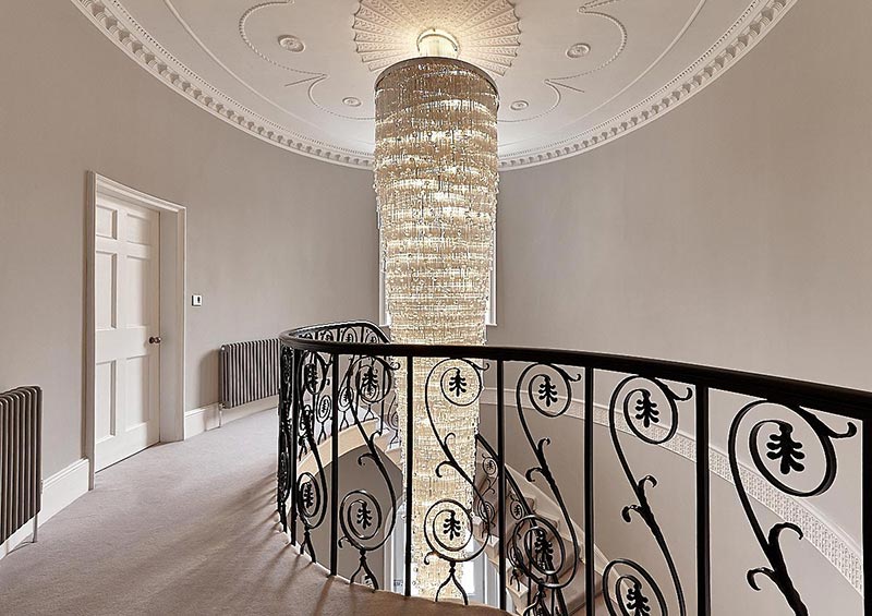 ثريا كريستالية طويلة للغاية تشبه قطرة المطر من رايلايت