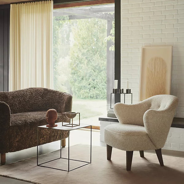 Rylight bank en fauteuil van schapenvacht