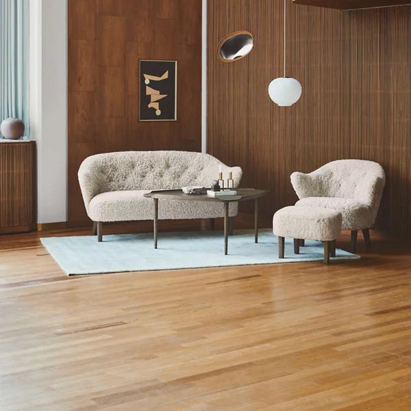 Rylight bank en fauteuil van schapenvacht