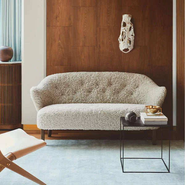 Rylight bank en fauteuil van schapenvacht