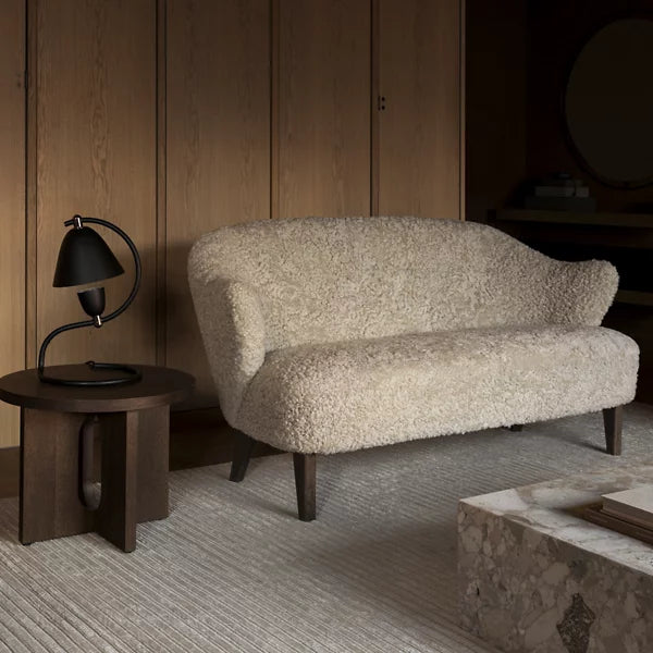 Rylight bank en fauteuil van schapenvacht