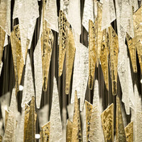 ثريا كريستالية بتصميم متدرج ذهبي من رايلايت مع ملمس يشبه الجليد