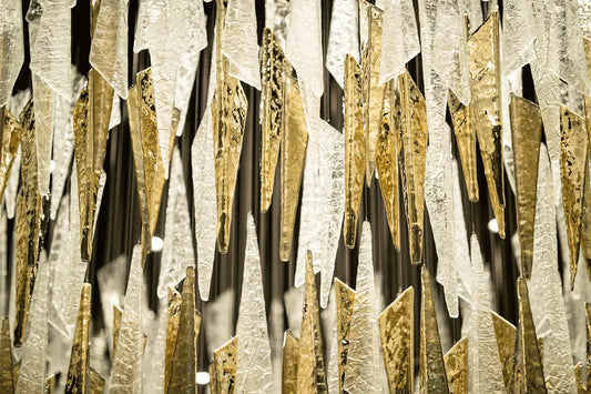 ثريا كريستالية بتصميم متدرج ذهبي من رايلايت مع ملمس يشبه الجليد