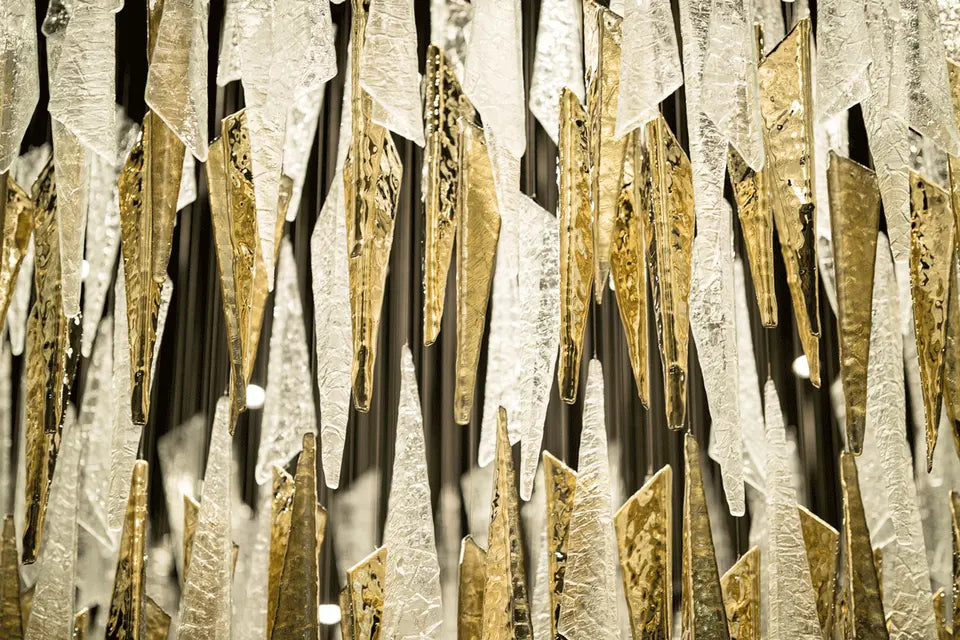 ثريا كريستالية بتصميم متدرج ذهبي من رايلايت مع ملمس يشبه الجليد