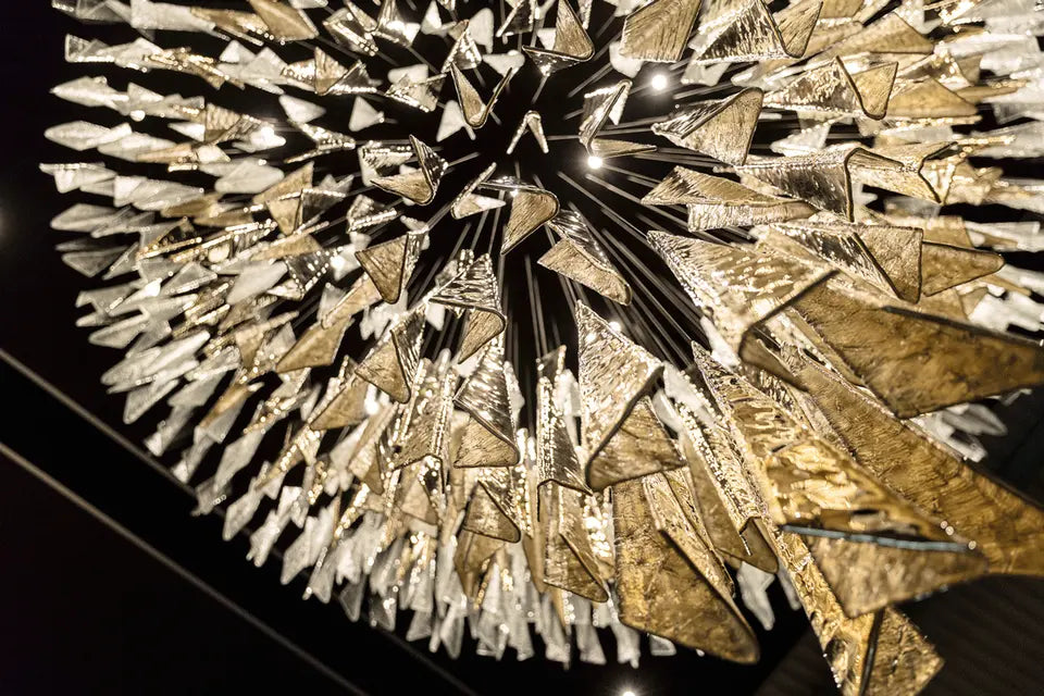 ثريا كريستالية بتصميم متدرج ذهبي من رايلايت مع ملمس يشبه الجليد