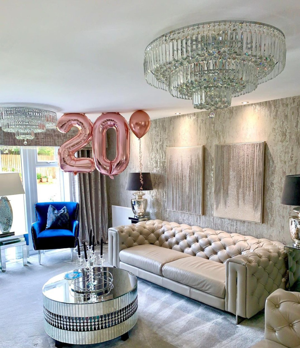 ثريا Rylight كبيرة الحجم ومتعددة الطبقات ومثبتة بقضبان كريستالية