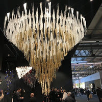 ثريا كريستالية بتصميم متدرج ذهبي من رايلايت مع ملمس يشبه الجليد