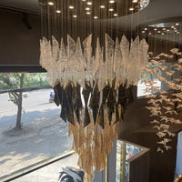 ثريا كريستالية بتصميم متدرج ذهبي من رايلايت مع ملمس يشبه الجليد