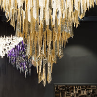 ثريا كريستالية بتصميم متدرج ذهبي من رايلايت مع ملمس يشبه الجليد