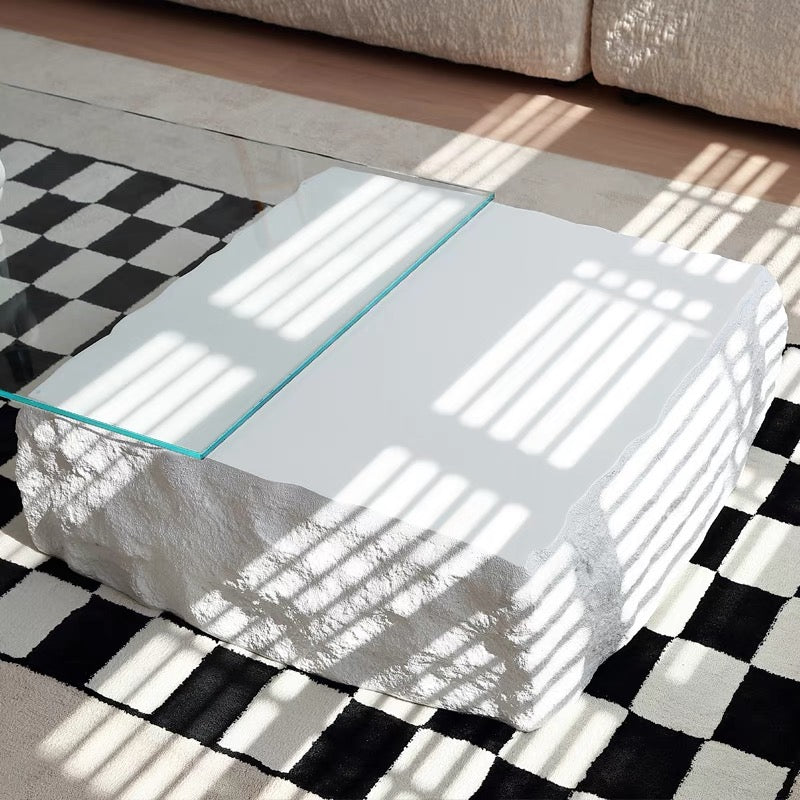 طاولة قهوة حجرية بتصميم فني من رايلايت، سطح زجاجي شفاف