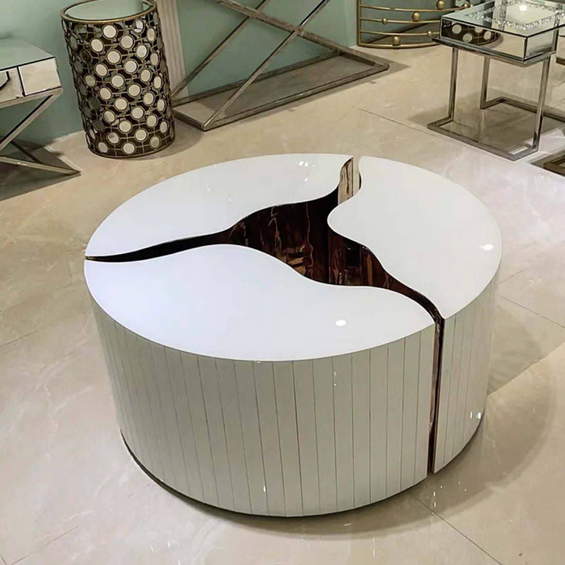 طاولة قهوة مستديرة فاخرة من رايلايت، لون ذهبي متشقق، مكونة من 3 قطع