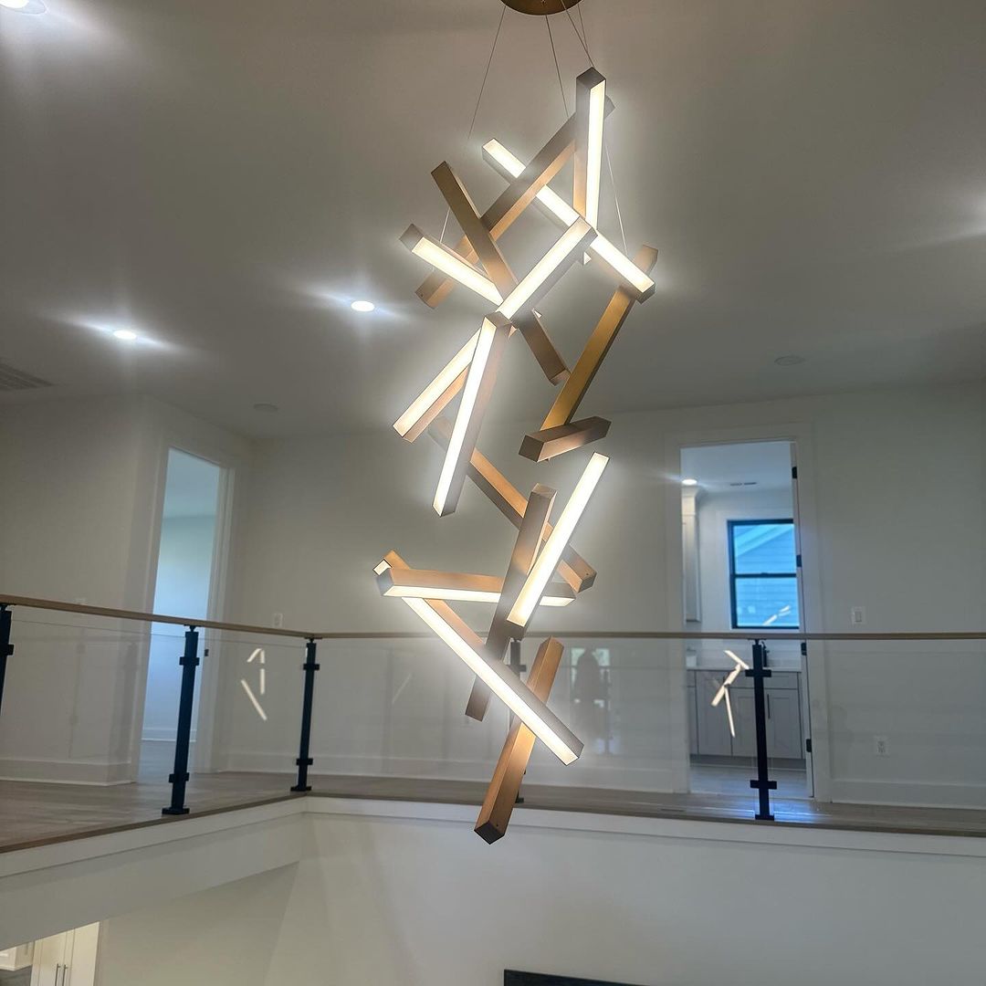 Moderne verticale geometrische aluminium hanglamp voor trap/hal/hoog plafond 