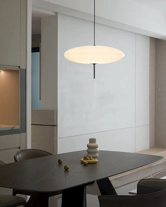 Moderne hanglamp met witte kralenkap voor woon-/eetkamer 