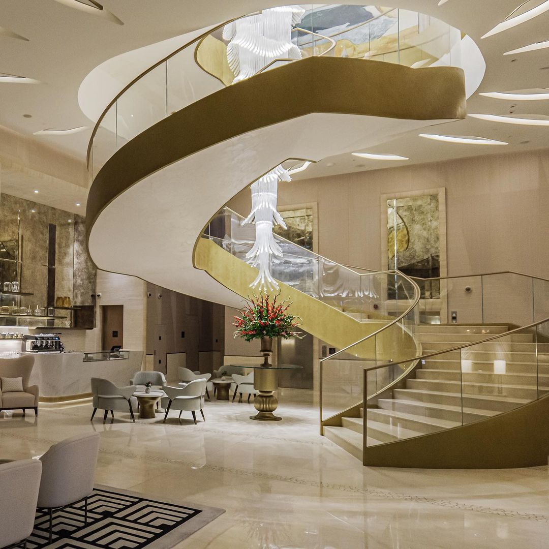 Luxe kroonluchter met palmboomglasstaven voor hotels, restaurants, villa's en trappenhuizen